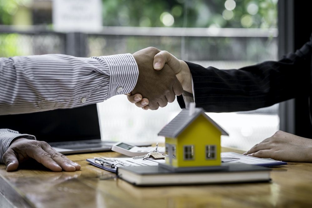 Vendre à un promoteur immobilier : une option avantageuse et stratégique