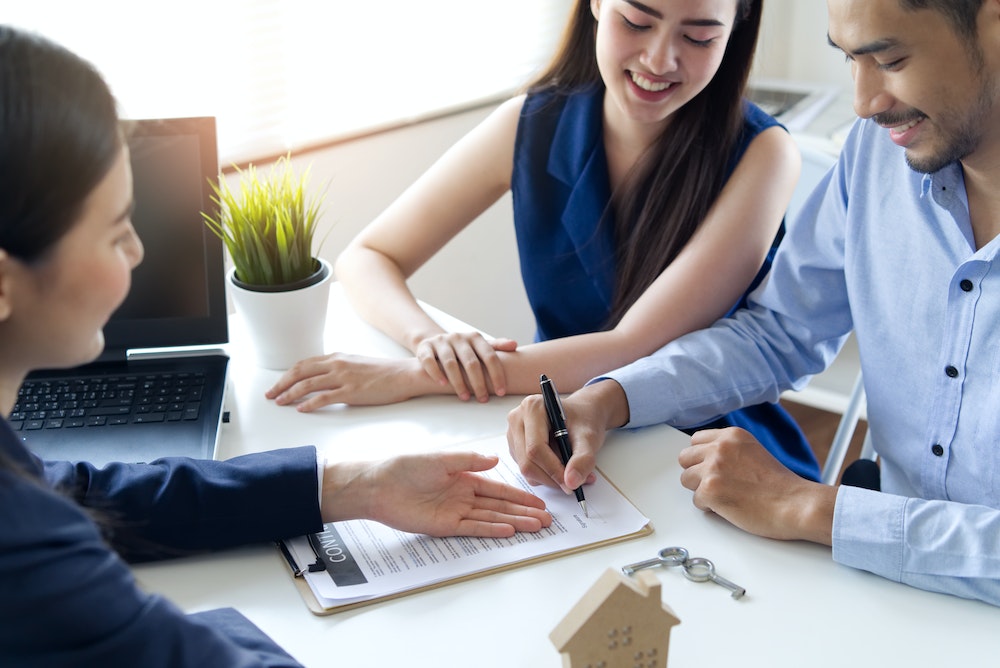 Agence immobilière à frais fixe ou agence classique : quel modèle choisir pour vendre ou acheter un bien ?